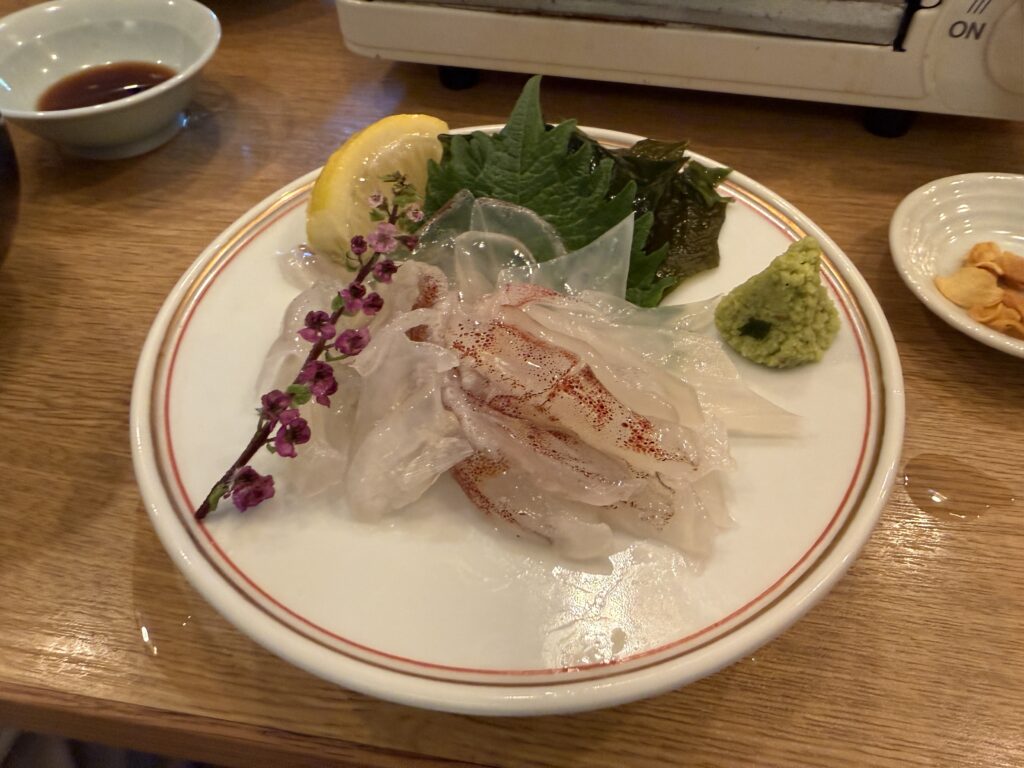 活きイカのゲソと耳を刺身に仕立て直してもらった一皿の接写で、透明感のある身と細やかな包丁目が際立ち、博多駅徒歩圏グルメ巡りで味わった活きイカ料理の二度楽しめる醍醐味を伝える盛り付け