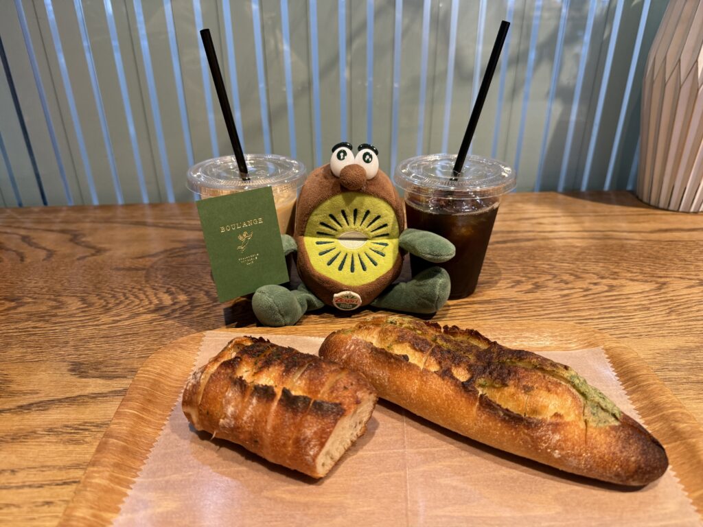 BOUL'ANGE福岡大博多ビル店の店頭ショーケース外観で、クロワッサンやデニッシュ、惣菜パン、フルーツサンドがずらりと並ぶ博多駅前の人気ベーカリーの様子。新幹線前のお土産購入にも便利な立地