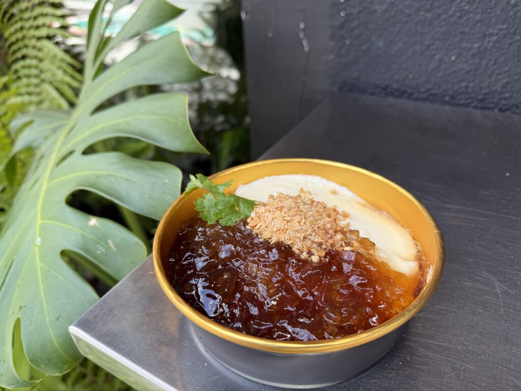台北・東門の人気スイーツ店「白水豆花」で注文したピーナッツと紅茶ゼリーをトッピングした豆花のクローズアップ。甘さ控えめでスルスル食べられる、台湾旅行2泊4日モデルコースで立ち寄った雑貨屋巡り途中のおすすめ手軽スイーツ