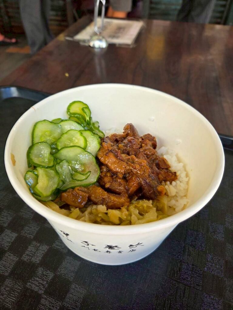 台北の老舗食堂「一甲子餐飲」で注文した魯肉飯を真上から捉えた一杯で、つややかな煮込み豚肉がご飯にたっぷりのった台湾グルメ。小王煮瓜との食べ比べに訪れた、2泊4日モデルコースの台北グルメ巡りを象徴する一品