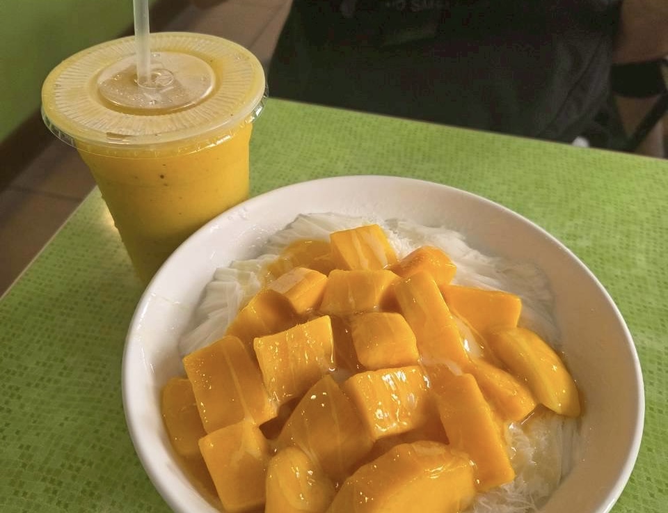 台北の人気かき氷店「冰讃」で味わったマンゴー雪花冰とミックスジュースを捉えた一枚で、たっぷり盛られた完熟マンゴーとふわふわの氷が印象的。台北・十分・九份を巡る2泊4日モデルコースの食べ歩きスイーツとして紹介