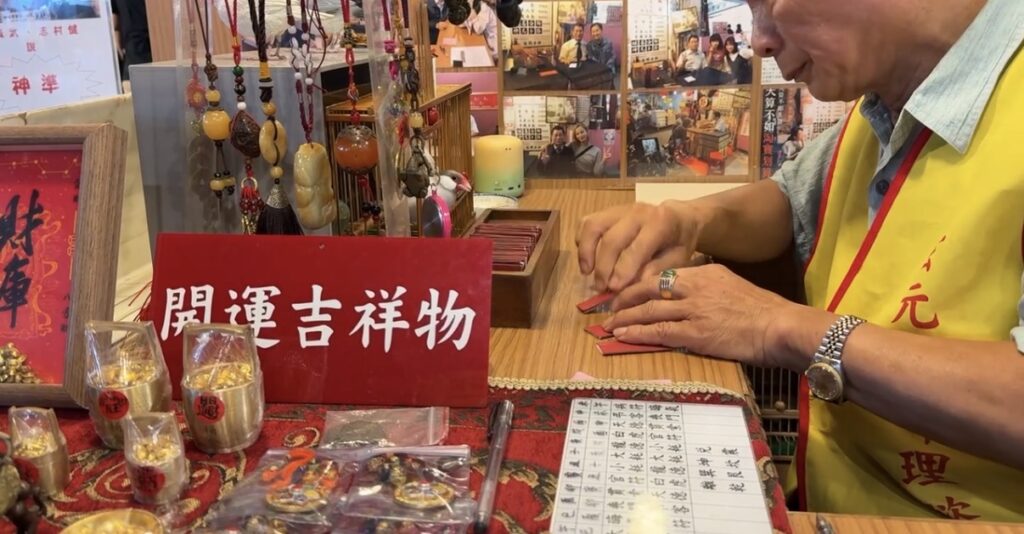 台北・饒河街観光夜市で体験した伝統的な鳥占いの様子。小鳥がカードを引いて運勢を占う台湾ならではの屋台で、2泊4日モデルコース最終日に訪れた夜市文化を象徴する一コマ