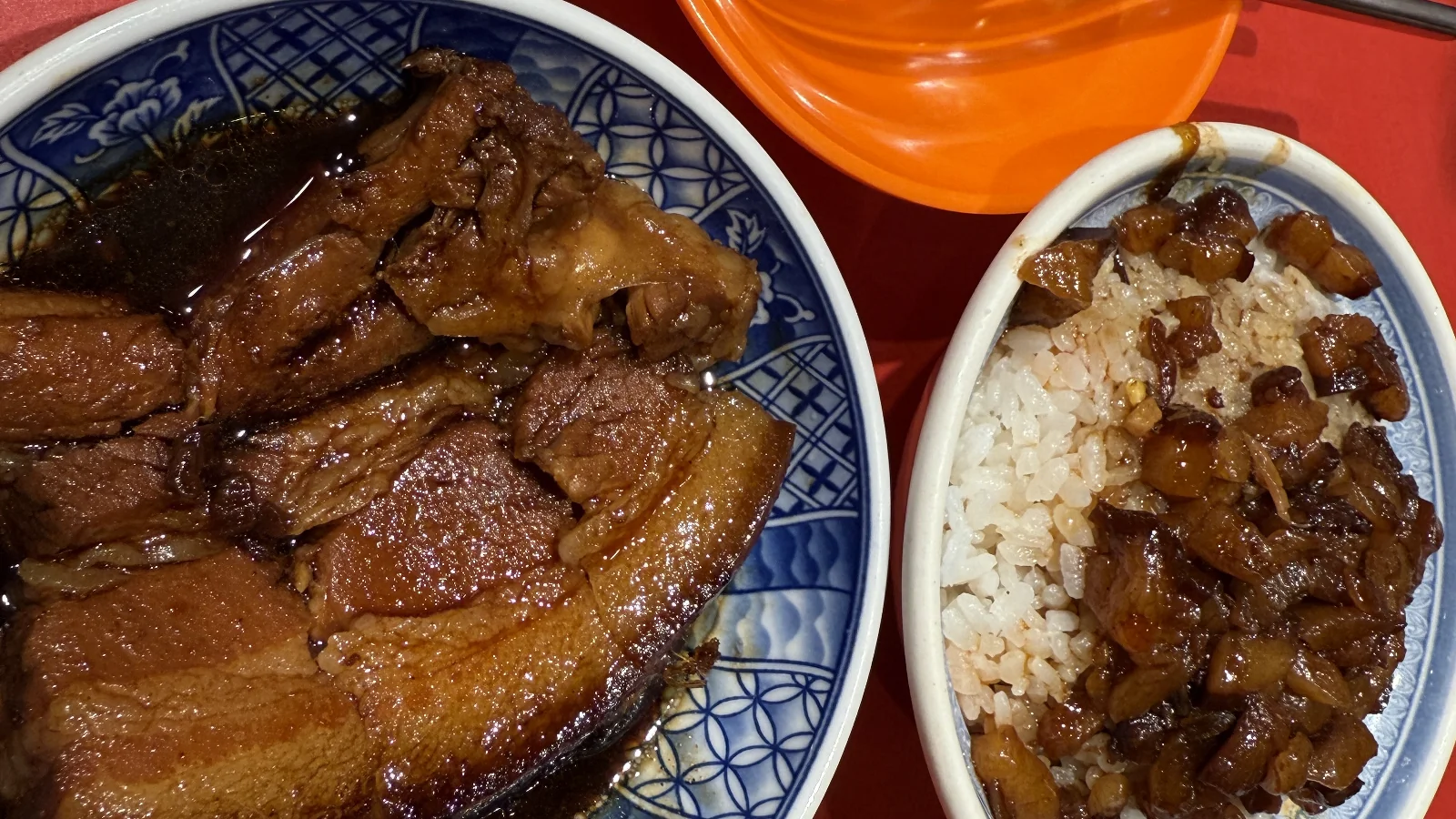 小王煮瓜で食べた魯肉飯と煮込まれた肉料理